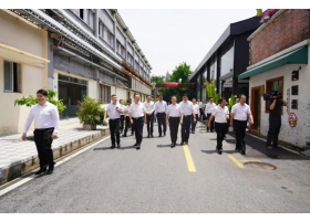 湛江市黨政代表團赴佛山市考察——廣東省副省長(cháng)、湛江市委書(shū)記劉紅兵先生率考察團蒞臨紅獅陶瓷總部參觀(guān)調研